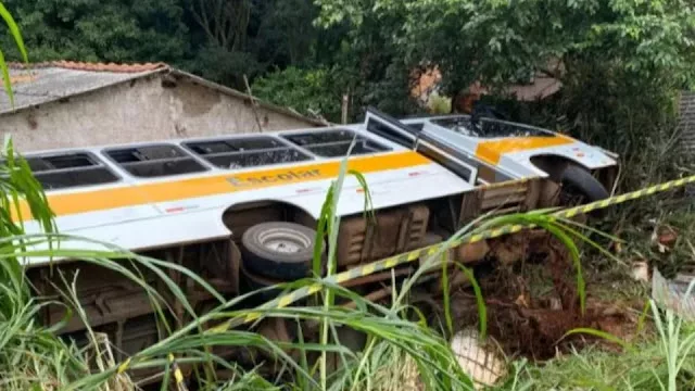 Acidente com ônibus escolar deixa 16 alunos feridos em Apucarana