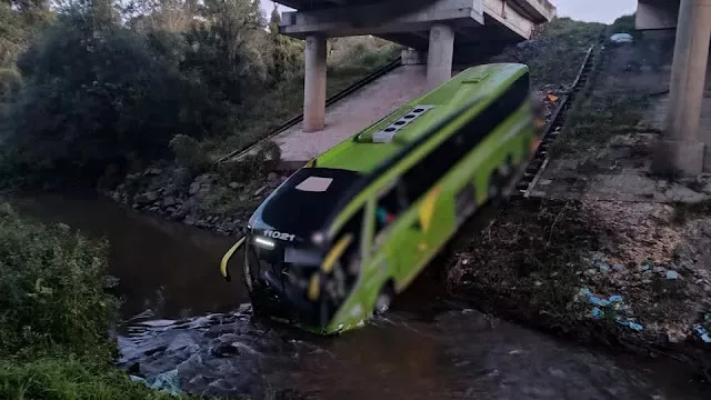 Quatro pessoas ficam feridas após ônibus sair da pista em Ponta Grossa