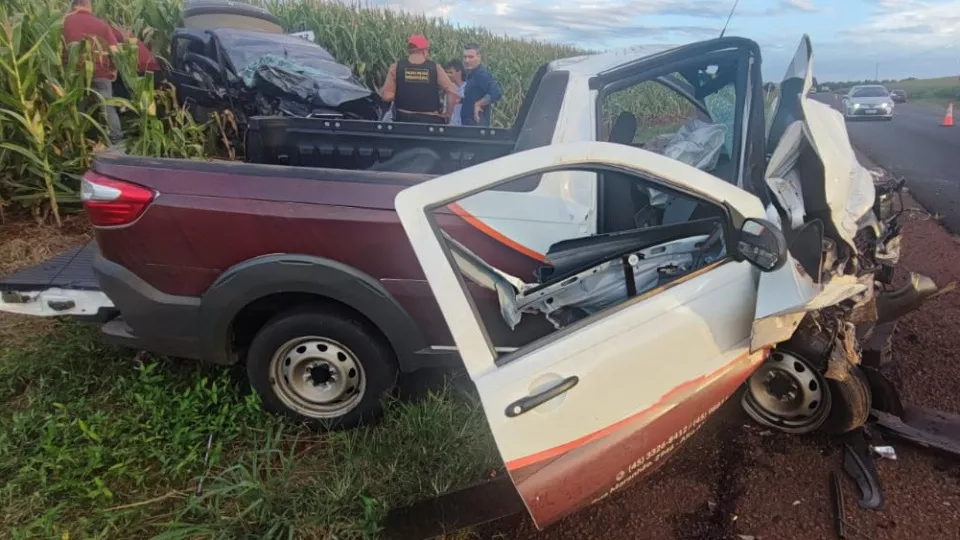 Carros ficam destruídos em batida frontal na PR-317