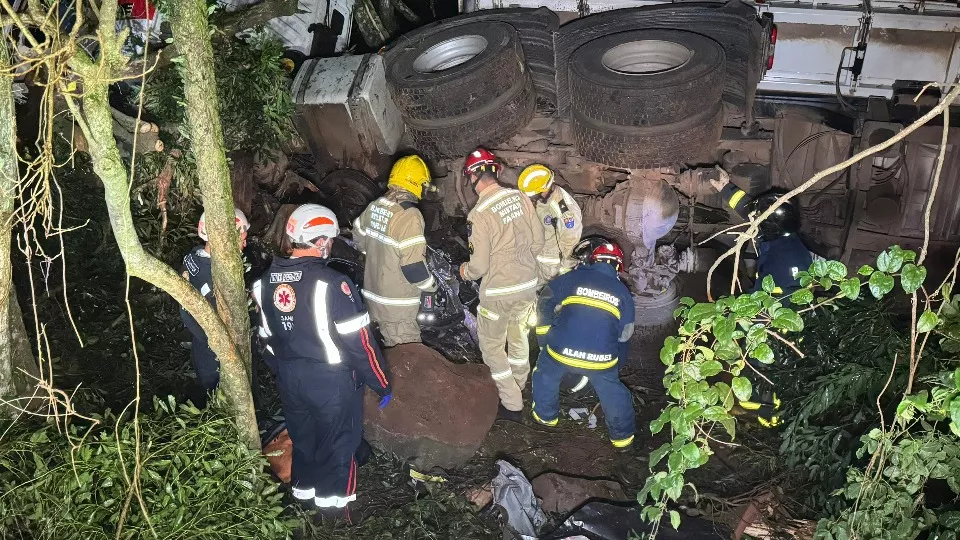 Homem morre em acidente entre carro e carreta em Guaraniaçu