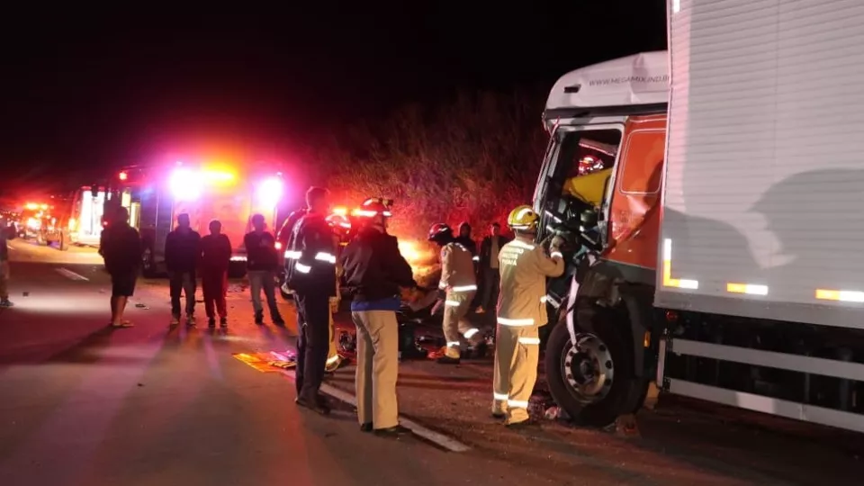 Caminhoneiro fica encarcerado em forte batida entre caminhões em Cascavel