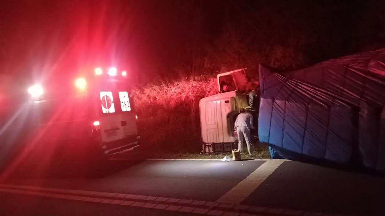 ATENÇÃO: Caminhão tomba e interdita parte da pista da PR-471 em Catanduvas