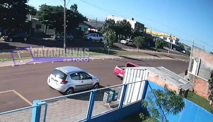 Motorista colide contra viatura policial durante tentativa de abordagem em Catanduvas