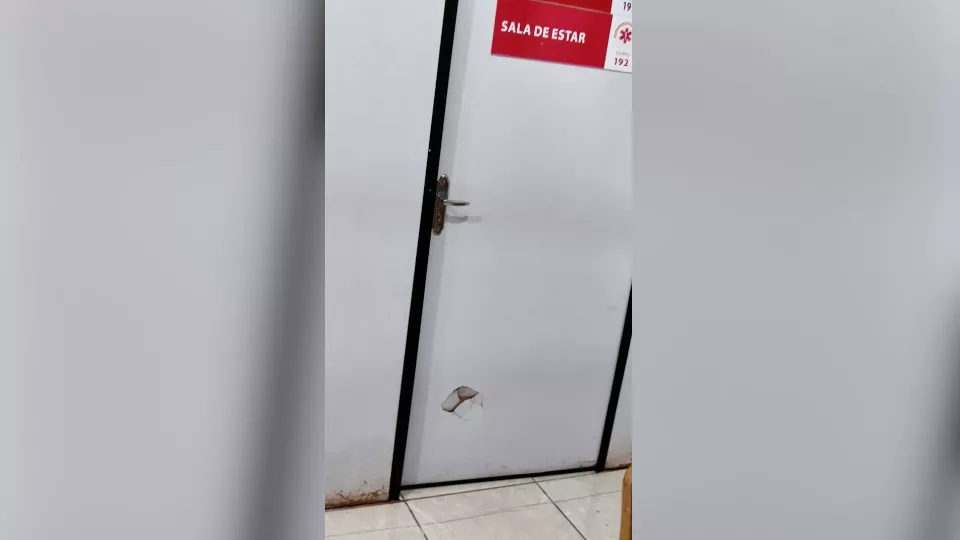 Vereador de Quedas do Iguaçu é detido após danificar porta da base do Samu com chute