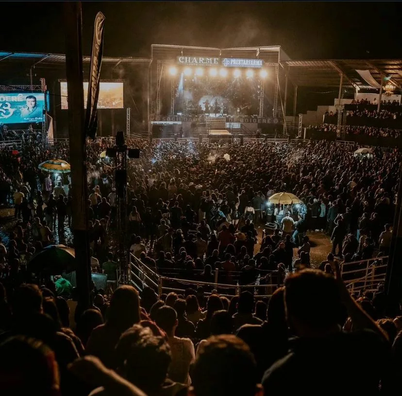 Após ir sozinha no show de Ana Castela em Expo, mulher encontra portas fechadas e roupas no quintal