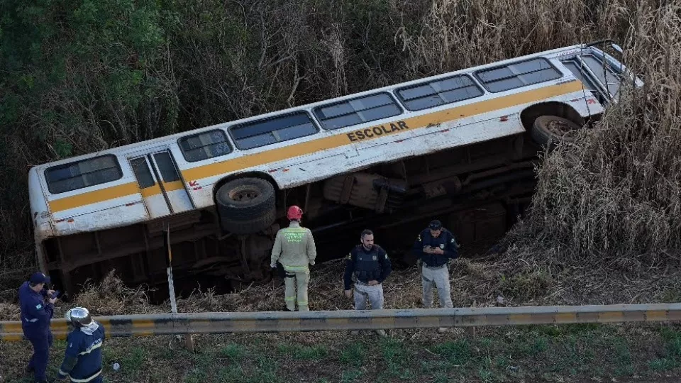 Ônibus com mais de 20 crianças tomba na BR 277