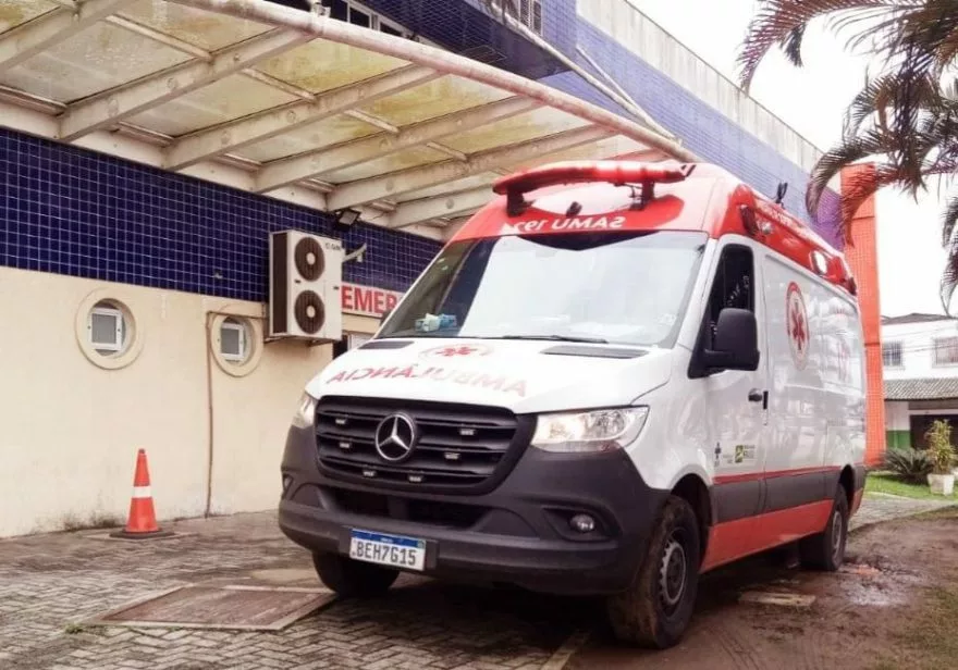 Homem é esfaqueado pela esposa enquanto bebia cerveja com a vizinha