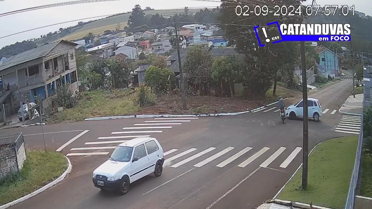 Vídeo: Acidente envolvendo uma motocicleta e um veículo é registrado no centro de Catanduvas. SAMU foi acionado.