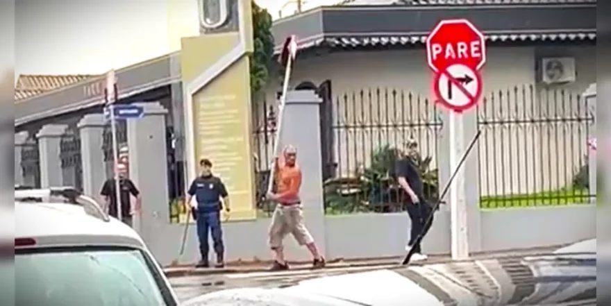 Homem ameaça populares com placa de trânsito; GM é acionada