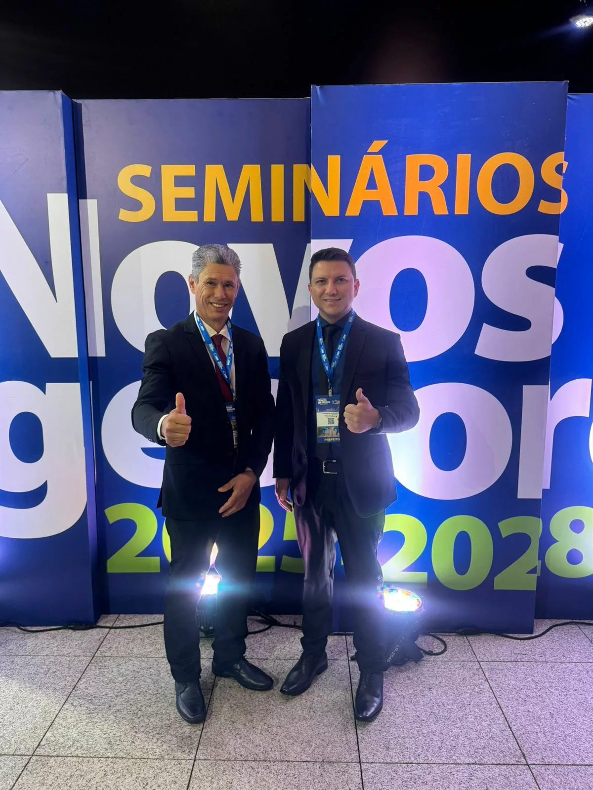 PREFEITO PROFESSOR MOISÉS E PREFEITO ELEITO ADEMAR BURCKHARDT PARTICIPAM DO SEMINÁRIO NOVOS GESTORES 2025/2028 EM BRASÍLIA