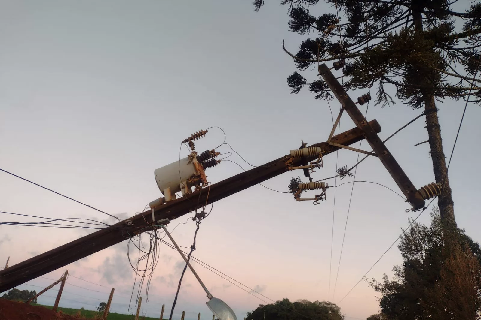 Região atingida por temporal tem 19 mil unidades consumidoras sem luz, Catanduvas foi um dos municípios mais afetados