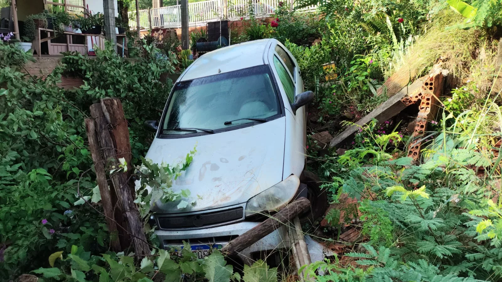 Veículo invade propriedade e quase colide contra residência em Catanduvas